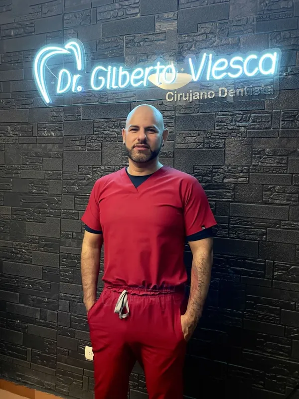 Dr. Gilberto Viesca, cirujano dentista en Piedras Negras especializado en cirugía dental, estética y rehabilitación oral