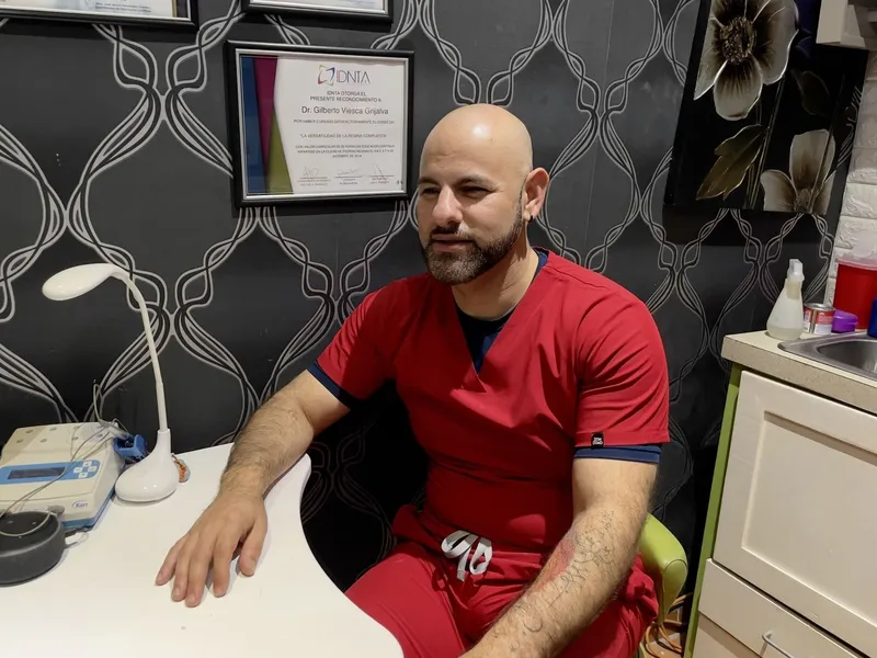 Dr. Gilberto Viesca, cirujano dentista en Piedras Negras con más de 10 años de experiencia en cirugía dental, estética y rehabilitación oral